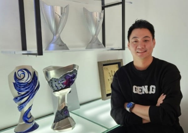 不惯着你！大瓦格纳强硬防守唐斯犯规后疯狂鼓掌，唐斯鼓掌回应