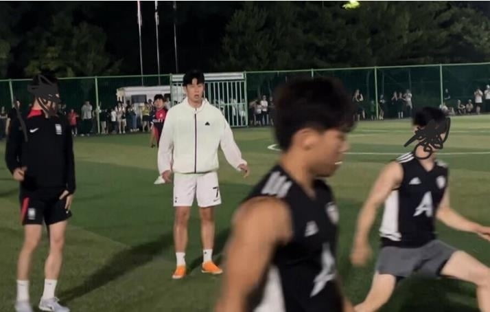 皇家贝蒂斯门将鲁伊·席尔瓦热身时受伤，比埃特斯代替出场
